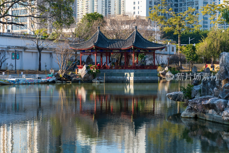 古典亭子与湖水相映的城市景观