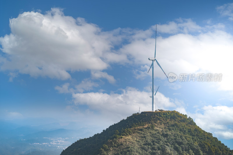 山顶上的风力发电机远景