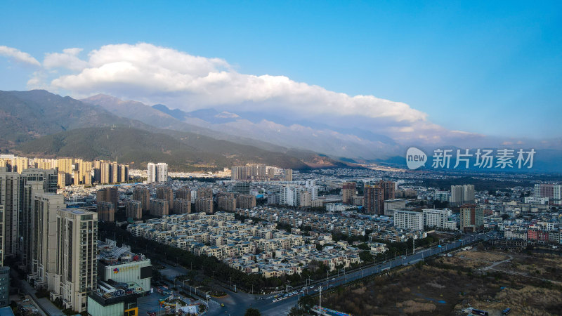 大理苍山脚下洱海边依山傍水的建筑群