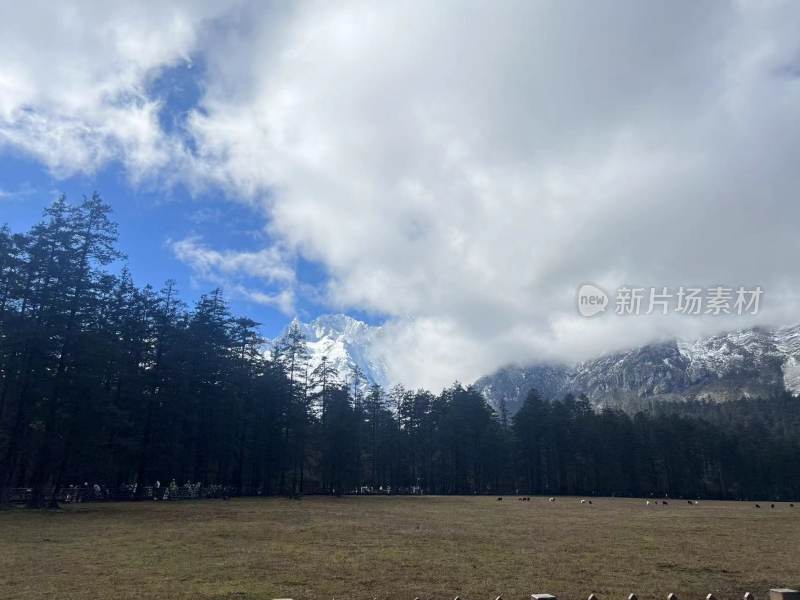 云南被云雾遮盖的玉龙雪山