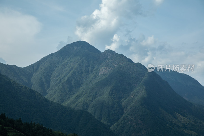 远处的山峰特写