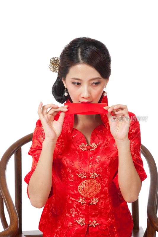 棚拍身穿中国传统服装的年轻女人涂口红