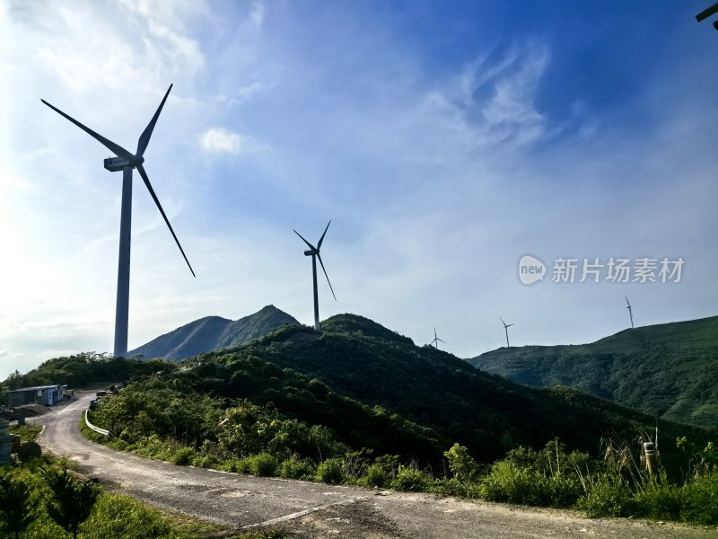 山间道路旁的风力发电机群