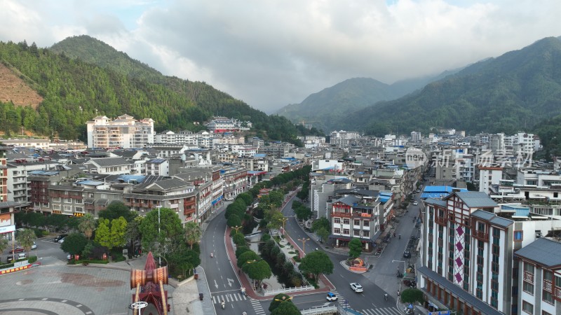 航拍金秀县城大山深处金秀镇街道风景