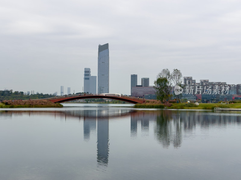 天空下湖边的风景