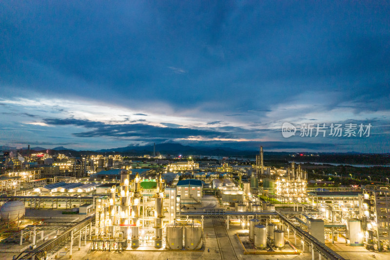 化工厂夜景航拍-石油冶炼厂