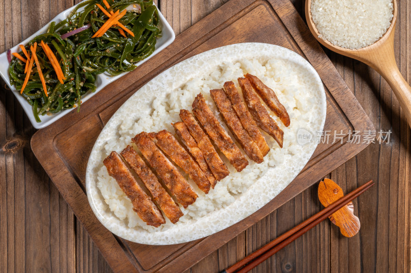 美味的照烧鸡排饭搭配小菜