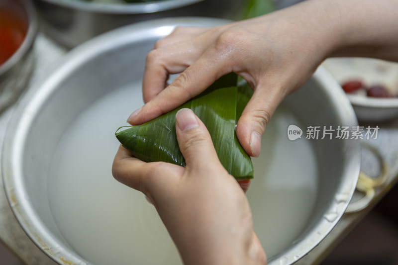 传统节日端午节包粽子