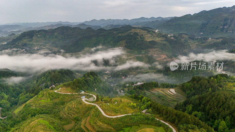 重庆酉阳：雾霾天气青山绿