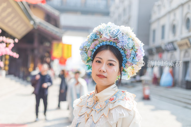 身穿蓝白色汉服和簪花的中国东方女性