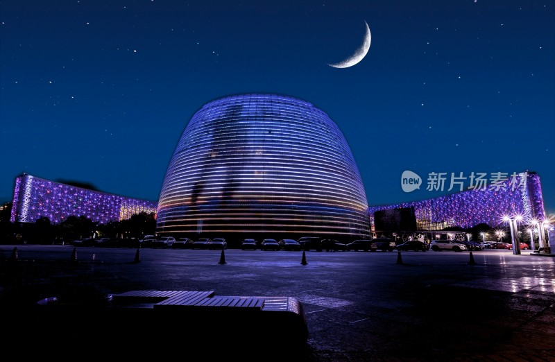 城市夜景月光下的水域与建筑