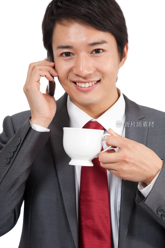 棚拍商务装年轻男人打电话、喝咖啡