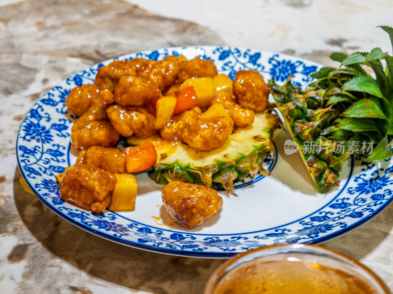 盛在瓷盘中的美味菠萝生炒骨