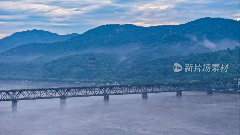 杭州钱塘江大桥与六和塔景观