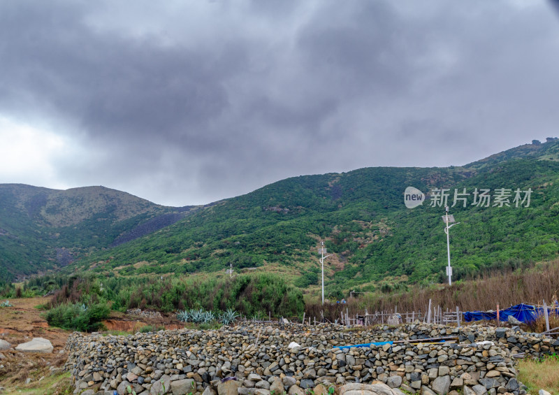 福州平潭岛阴天中的山林景观及石砌矮墙