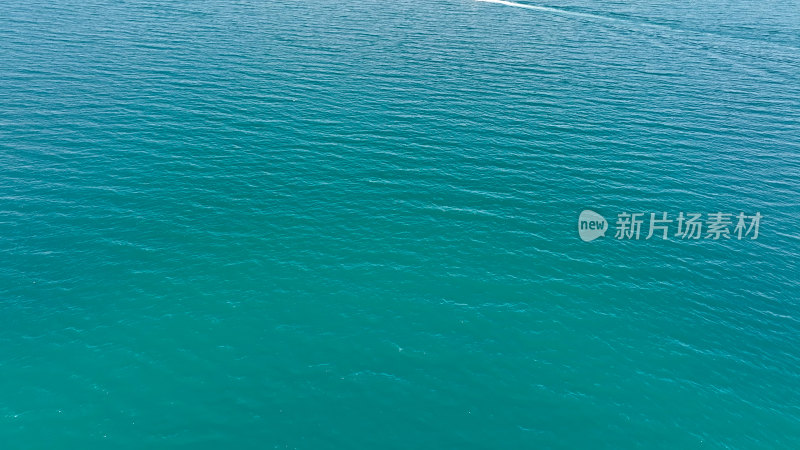 青海湖波光粼粼的湖面