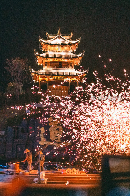 黄山市齐云山旅游景区古建筑前打铁花夜景