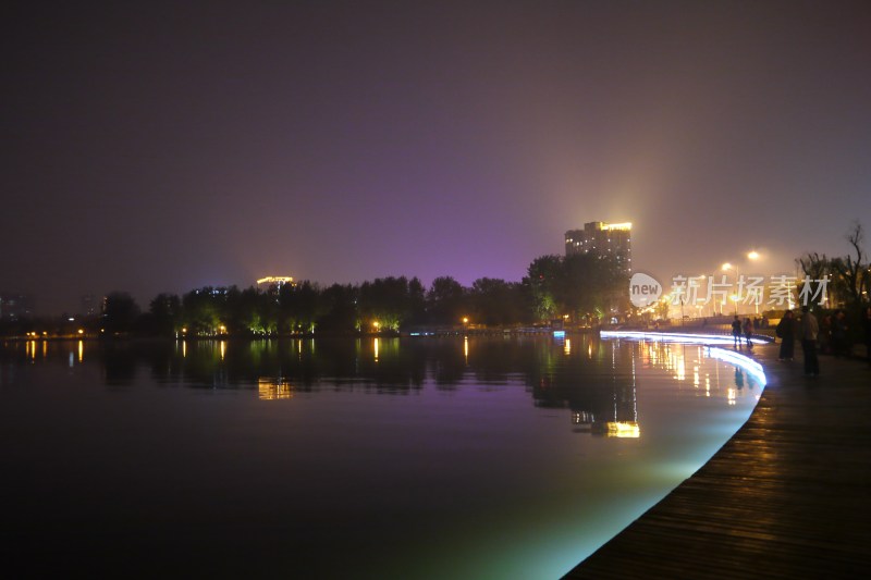 南京玄武湖畔夜景