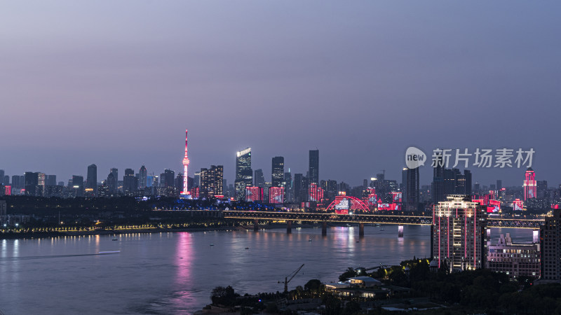 城市江畔的璀璨夜景全景