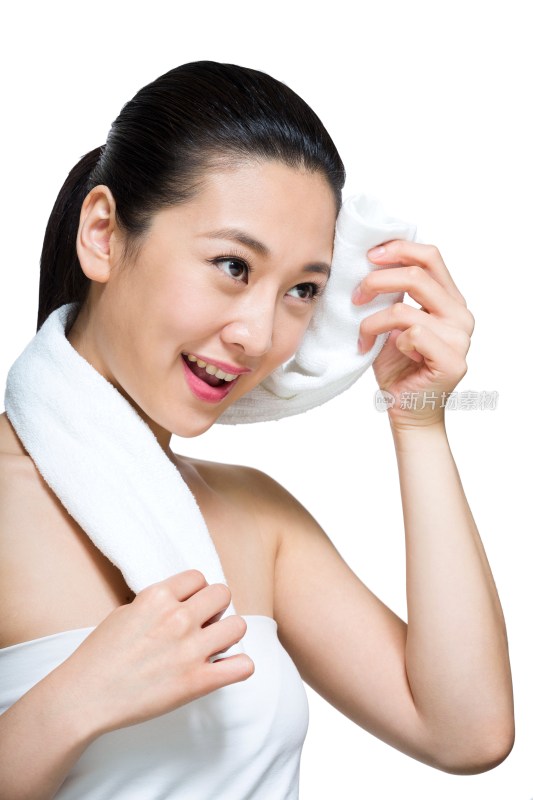 棚拍年轻女人拿着白色毛巾擦汗