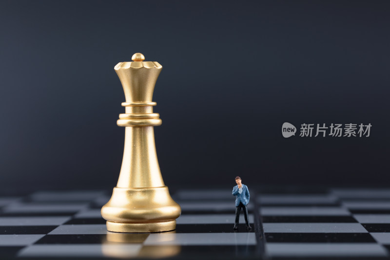 国际象棋棋子和焦虑的商人