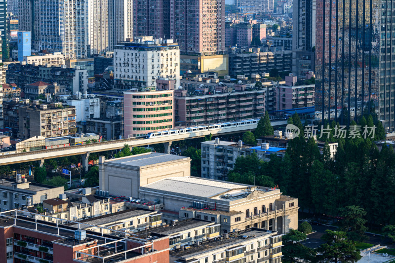 武汉轻轨在城市建筑中行驶