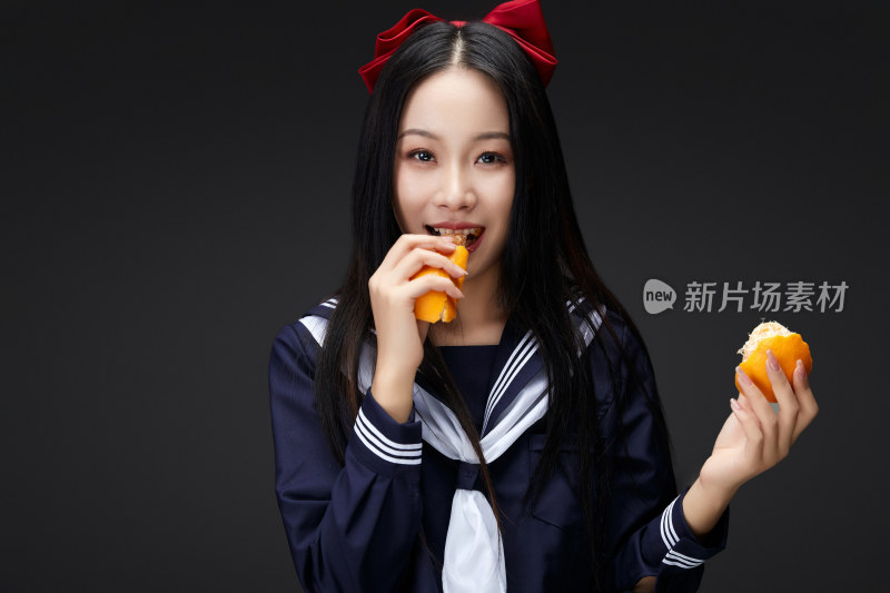 吃水果的亚洲东方长发少女