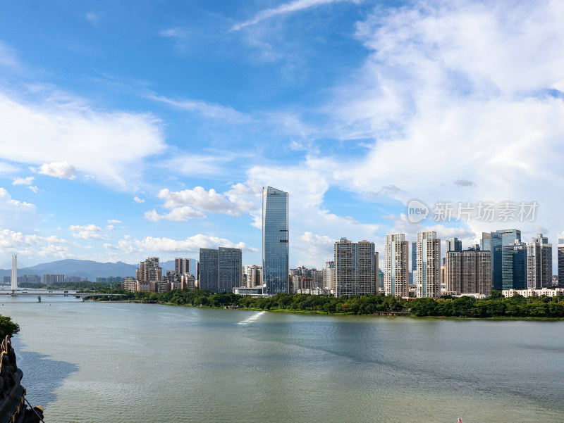 蓝天白云下，广东省惠州市现代城市建筑风光