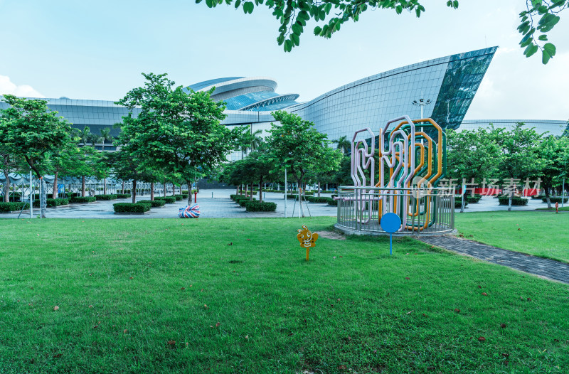 广州番禺大学城广东科学中心绿色草地与建筑