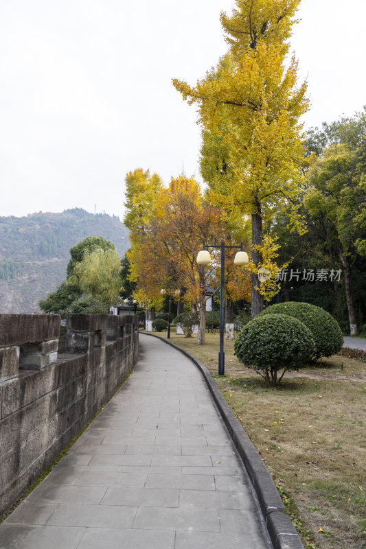 古城墙秋色步道