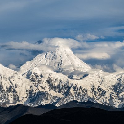 贡嘎雪山主峰图