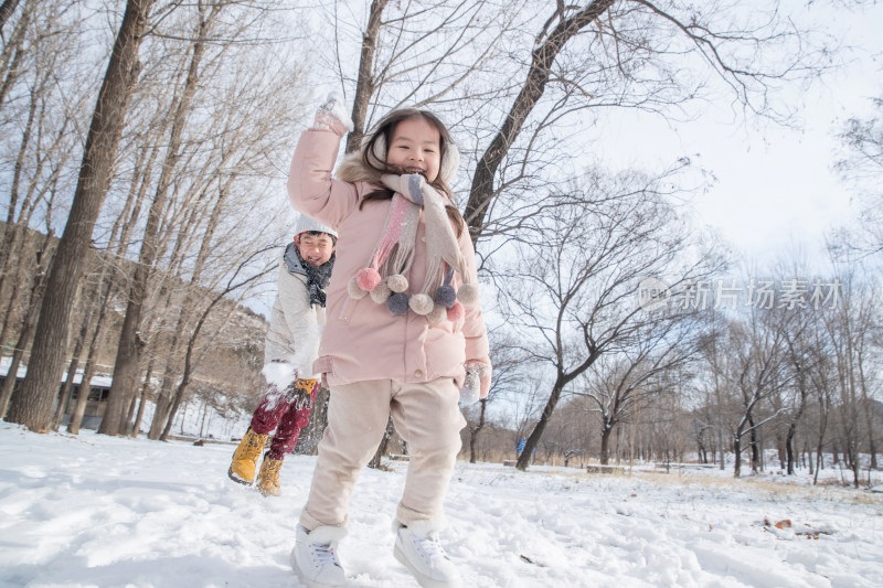 两个小朋友在雪地里玩耍