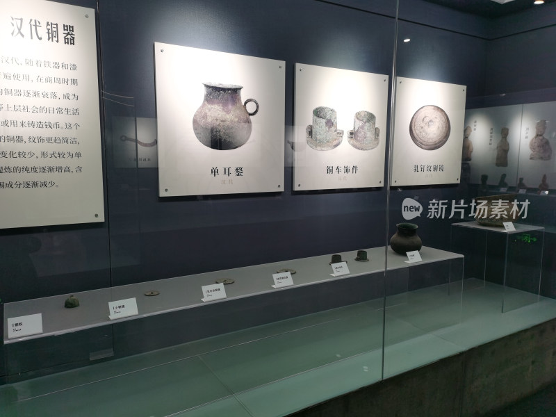 博物馆展厅展示的文物