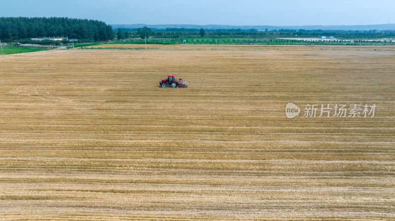 航拍农业无人驾驶拖拉机播种玉米