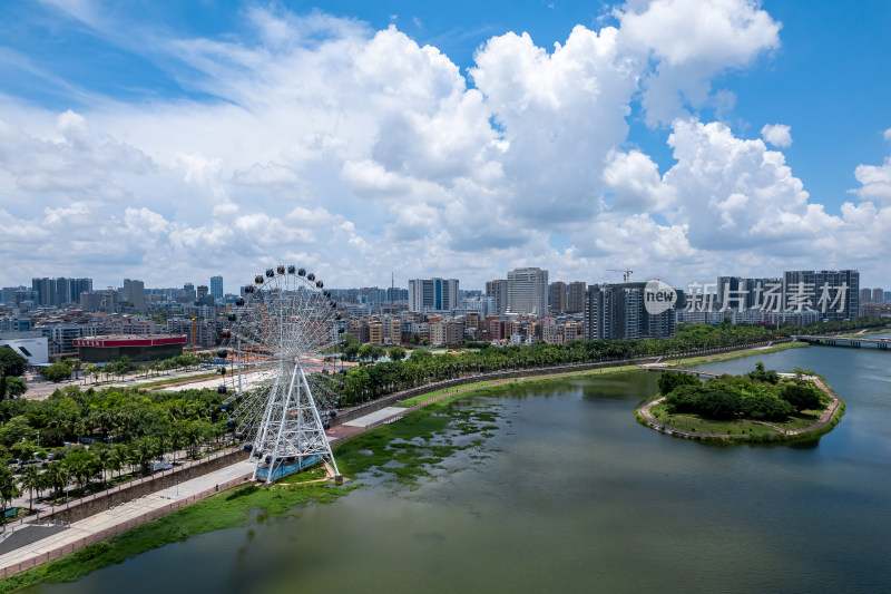 有摩天轮和高楼的城市河流景观