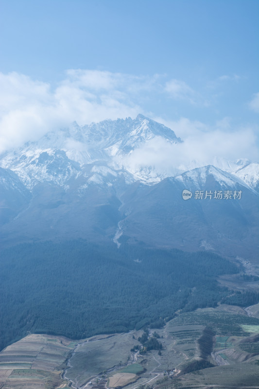 青海祁连山脉秋天的森林雪山自然风光