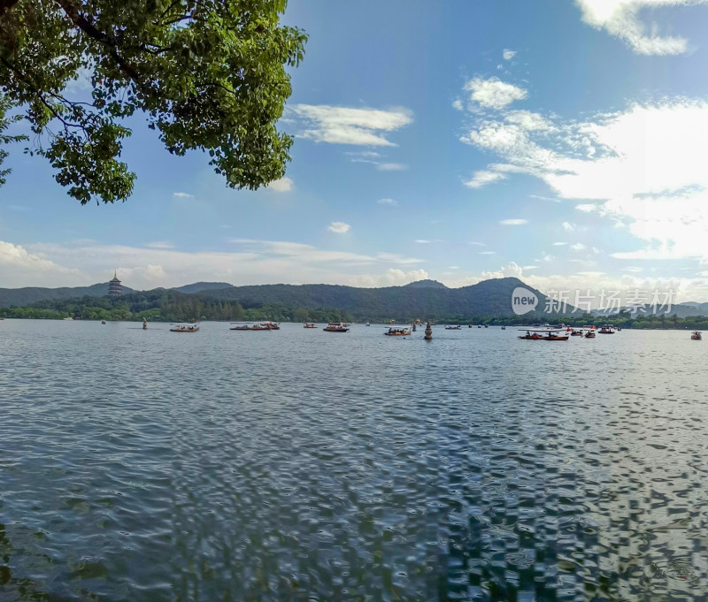 湖上船只与远处山峦风景