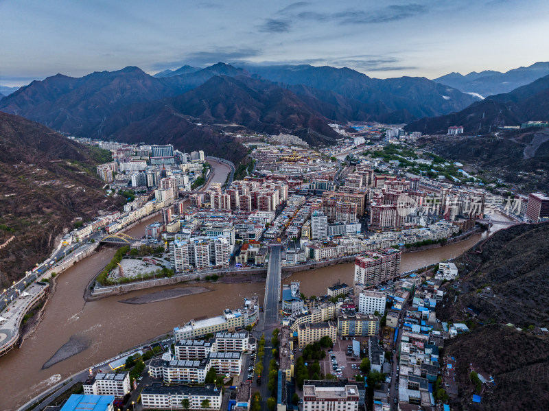 中国西藏昌都高原城市全景航拍高山与河流