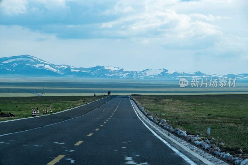 新疆赛里木湖通往雪山的公路