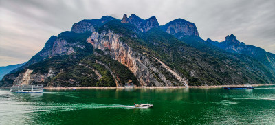 长江三峡游船 神女峰 巫峡 三峡游轮