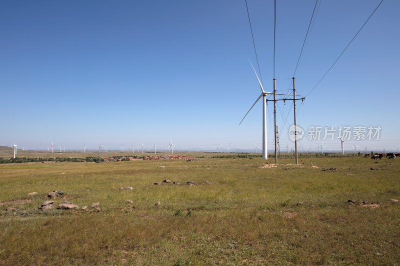 中国北方的草原和风力发电风车