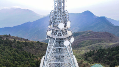 航拍高山信号塔移动联通