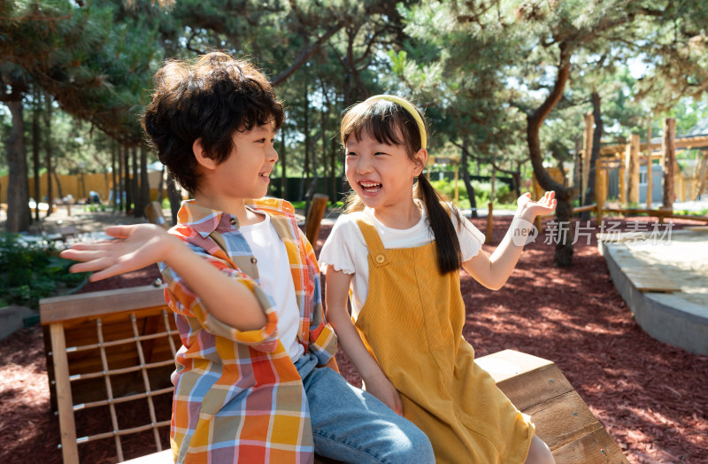 两个小孩子开心击掌庆祝