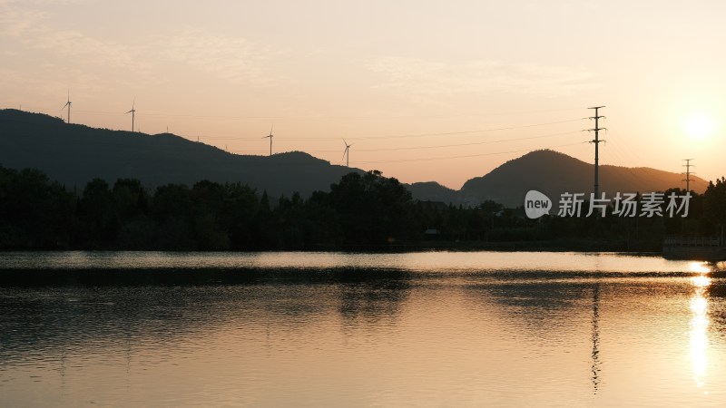 夕阳西下湖边树木的剪影