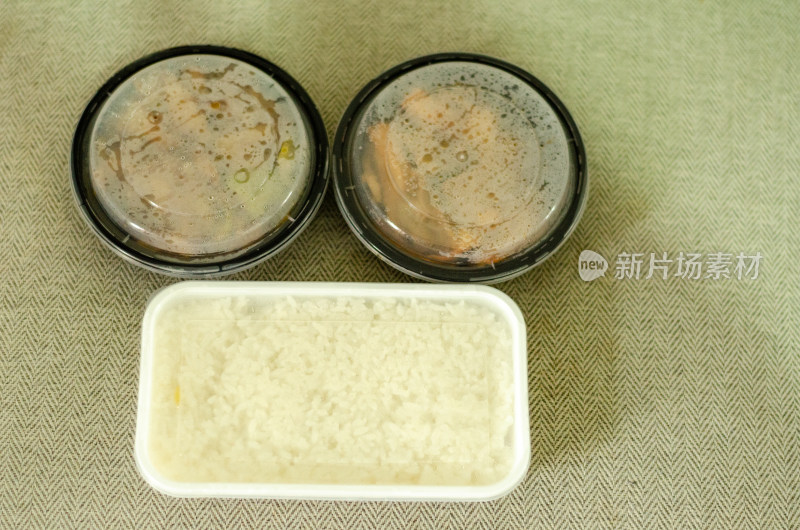 盒装餐食米饭与菜肴