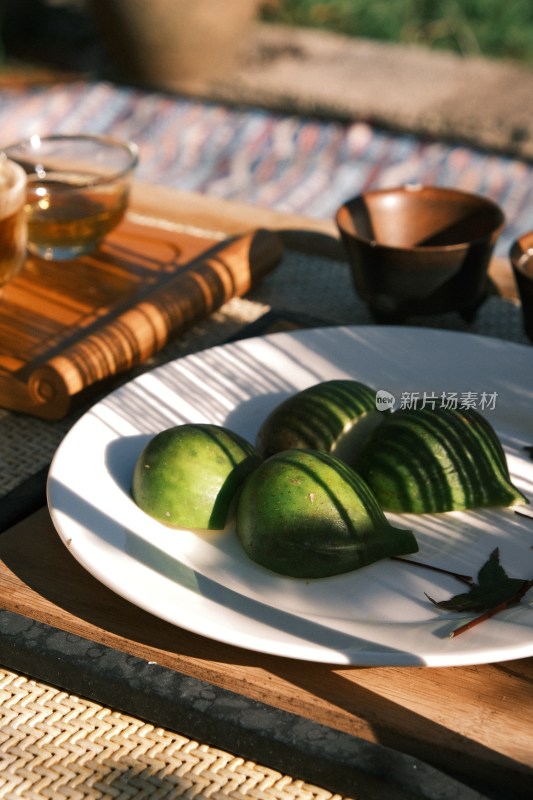 户外茶几上的茶饮与零食