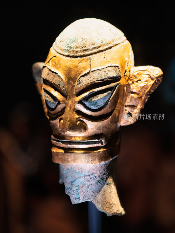 四川三星堆博物馆商戴金面罩青铜人头像