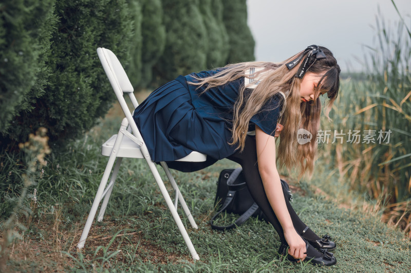 在户外穿着深蓝色JK制服的少女