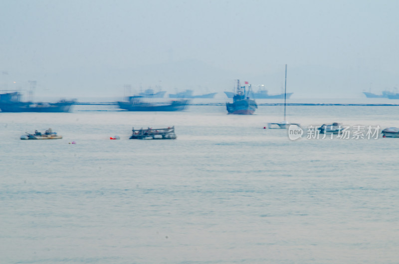 青岛海面上的渔船