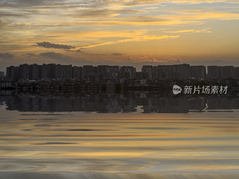 日落时湖面上戏剧性的天空景色